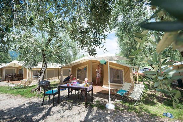 Weekend Glamping Resort San Felice del Benaco Room photo